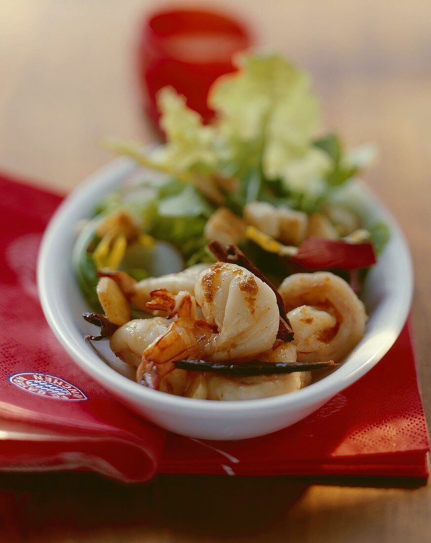 Gemischter Salat mit gebratenen Garnelen