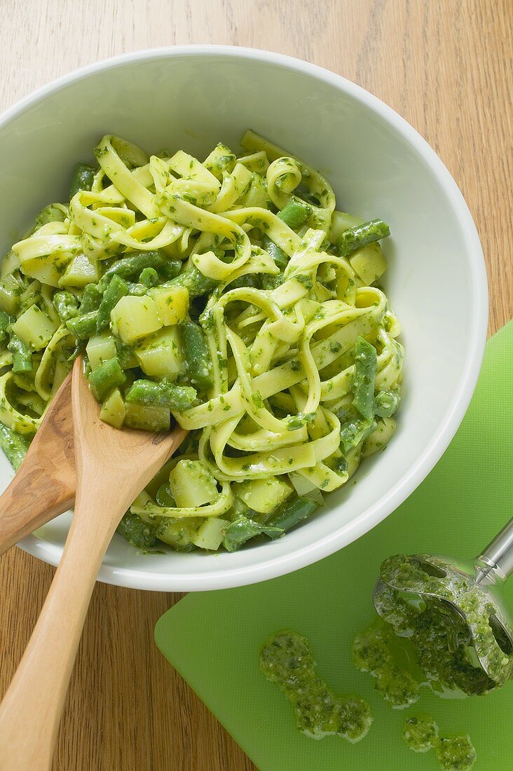 Bohnen-Tagliatelle mit Pesto