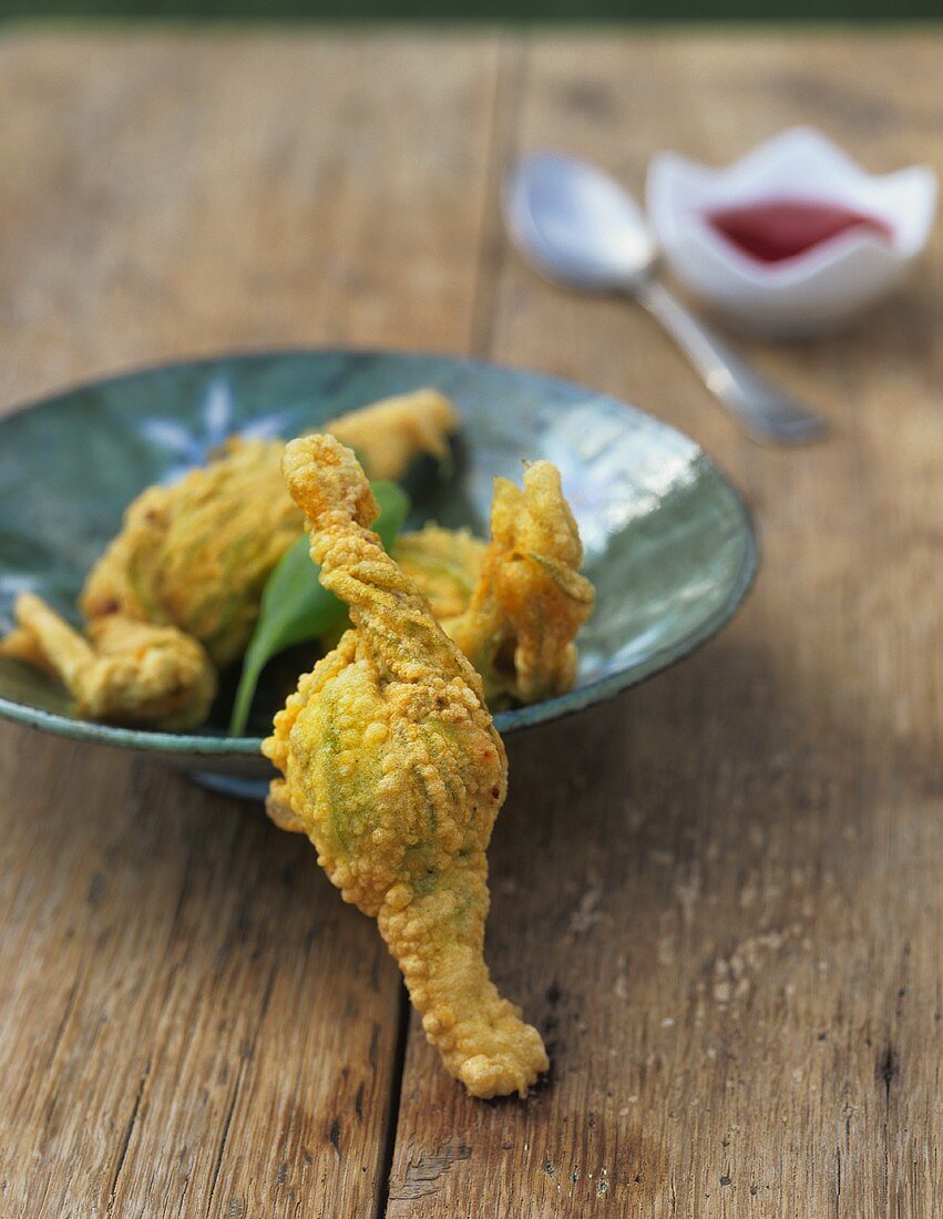 Fiori di zucchina ripieni e fritti (Ausgebackene Zucchiniblüten)