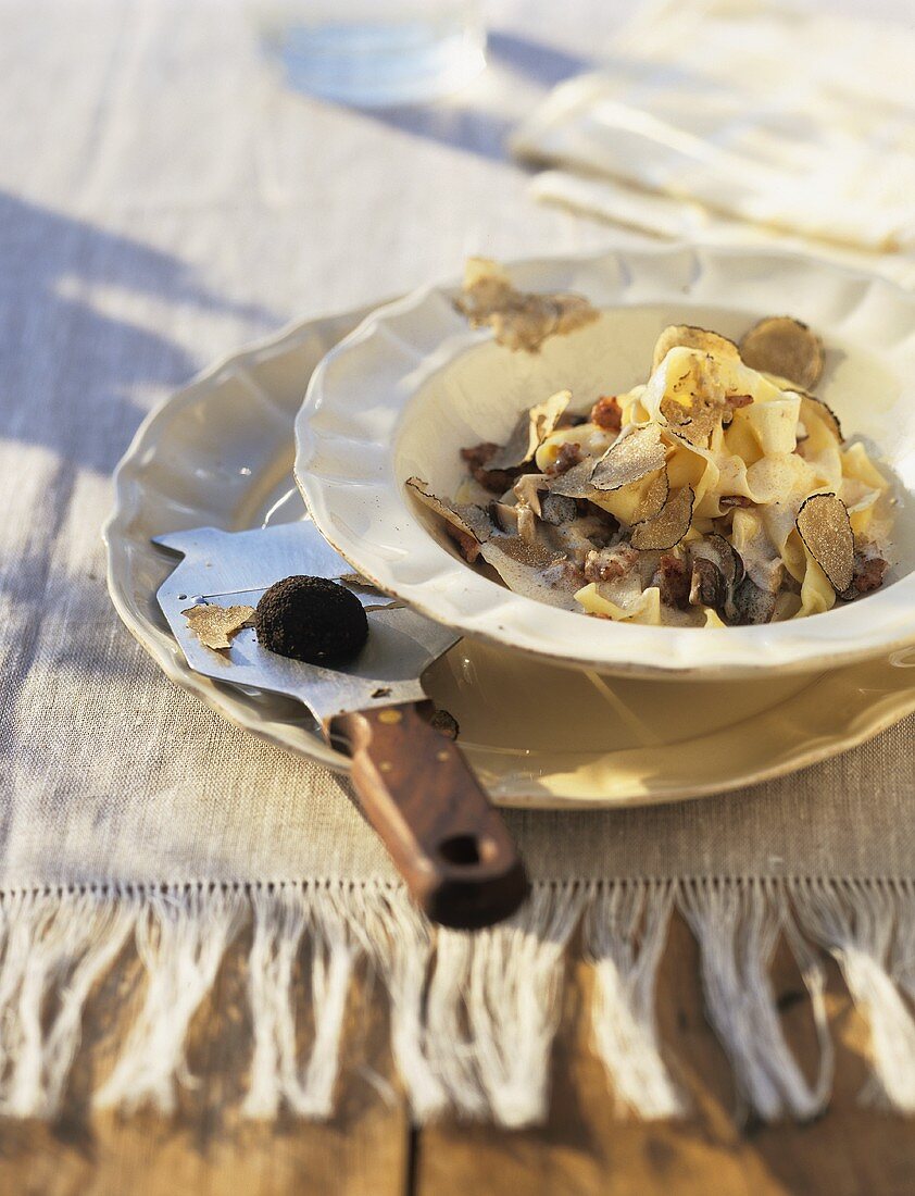 Strangozzi alla norcina (Pasta with cream sauce & truffle)