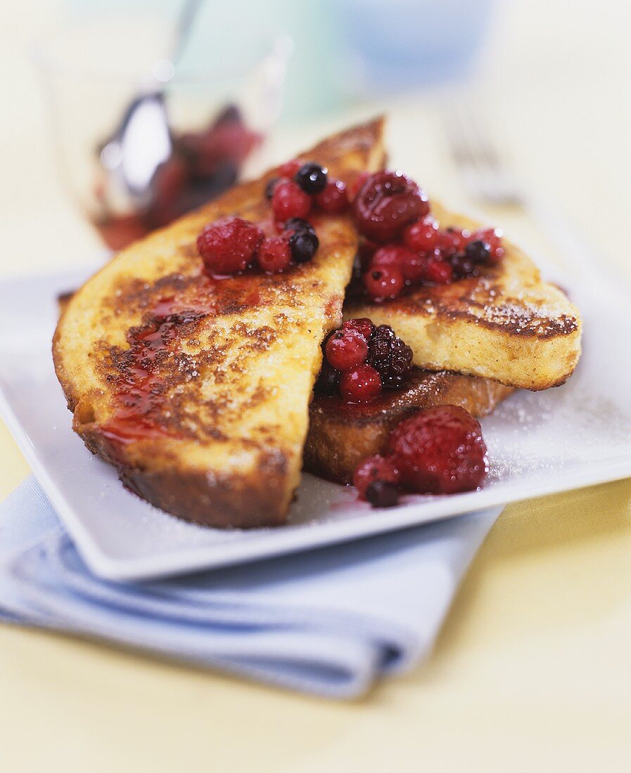 French toast with berries