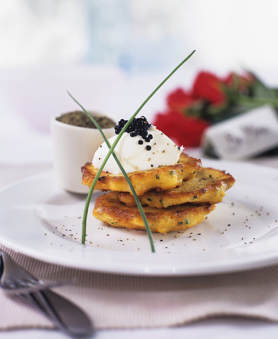 Kartoffelpuffer mit saurer Sahne und Kaviar