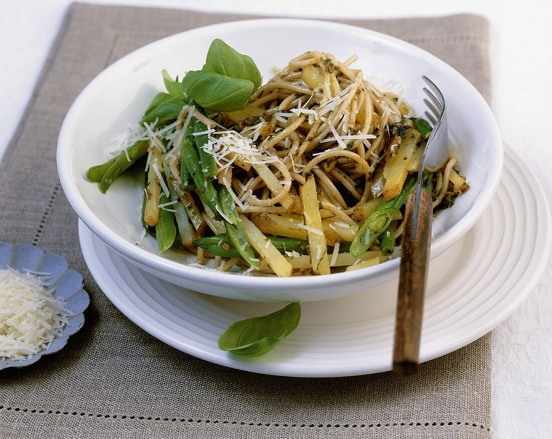 Spaghetti mit Bohnen, Kartoffeln und Pesto