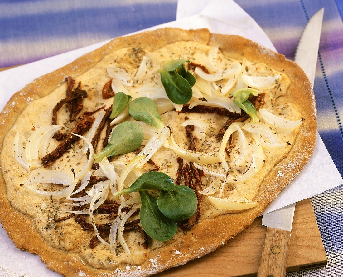 Fladenbrot mit Tofu, Zwiebeln und getrockneten Tomaten