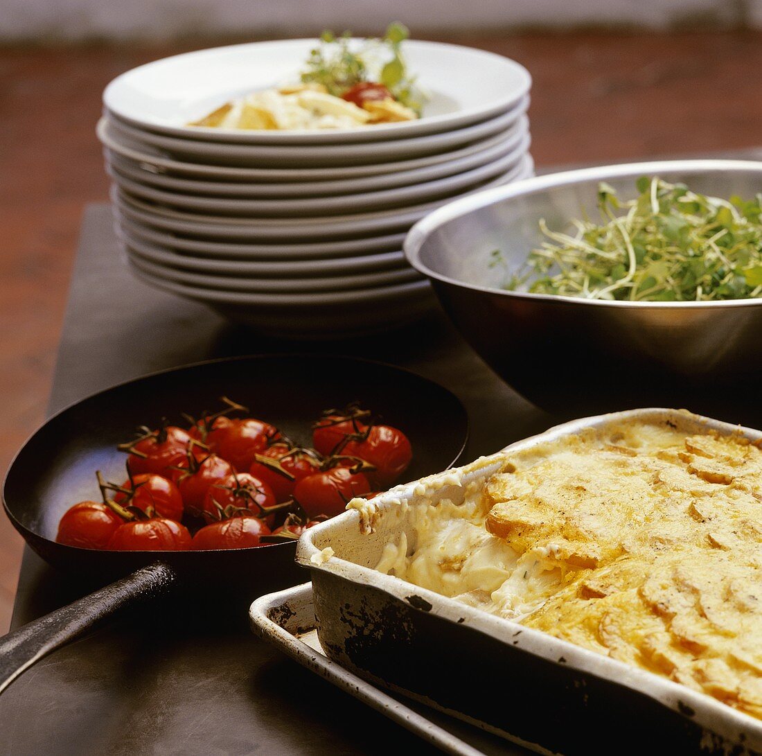 Kartoffelgratin, Kirschtomaten und Salat