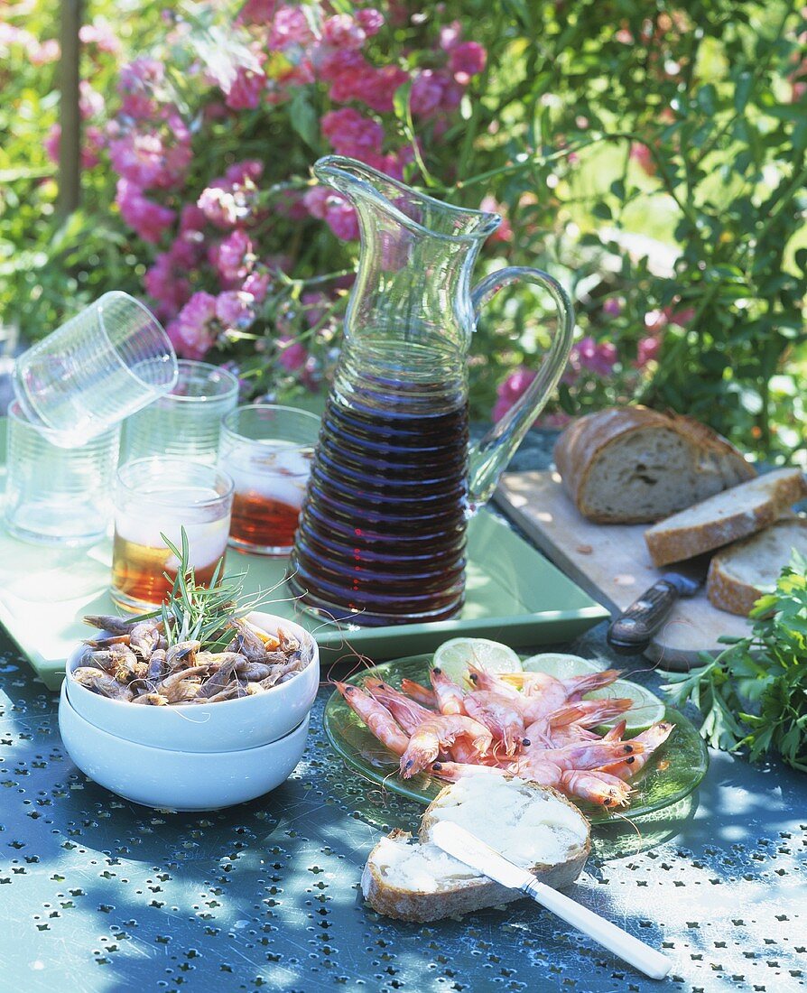 Kleines Buffet mit Krustentieren im Freien