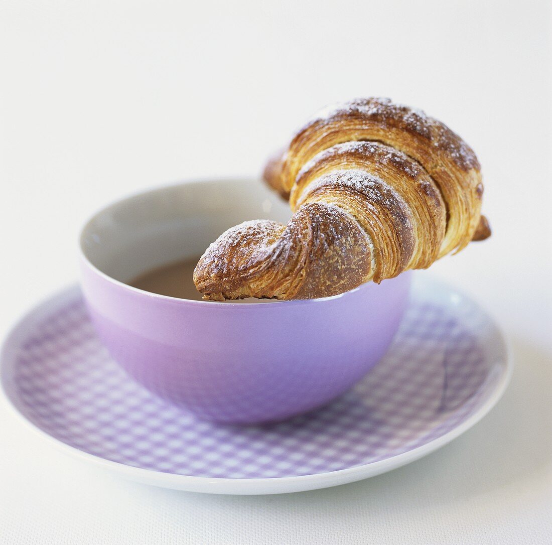 Croissant mit Milchkaffee