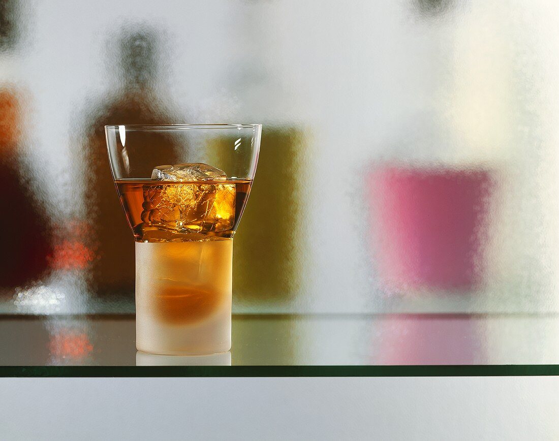 Whisky mit Eiswürfel