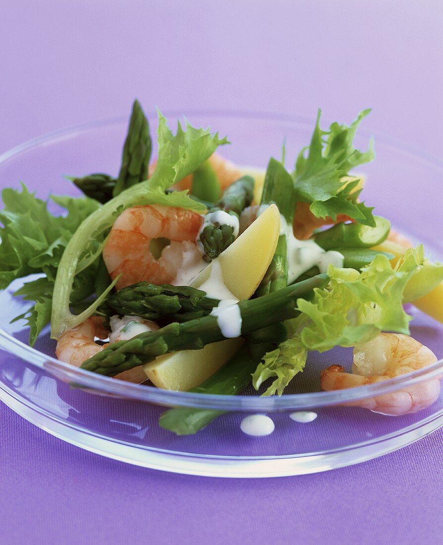 Green asparagus with prawns, potatoes and salad leaves