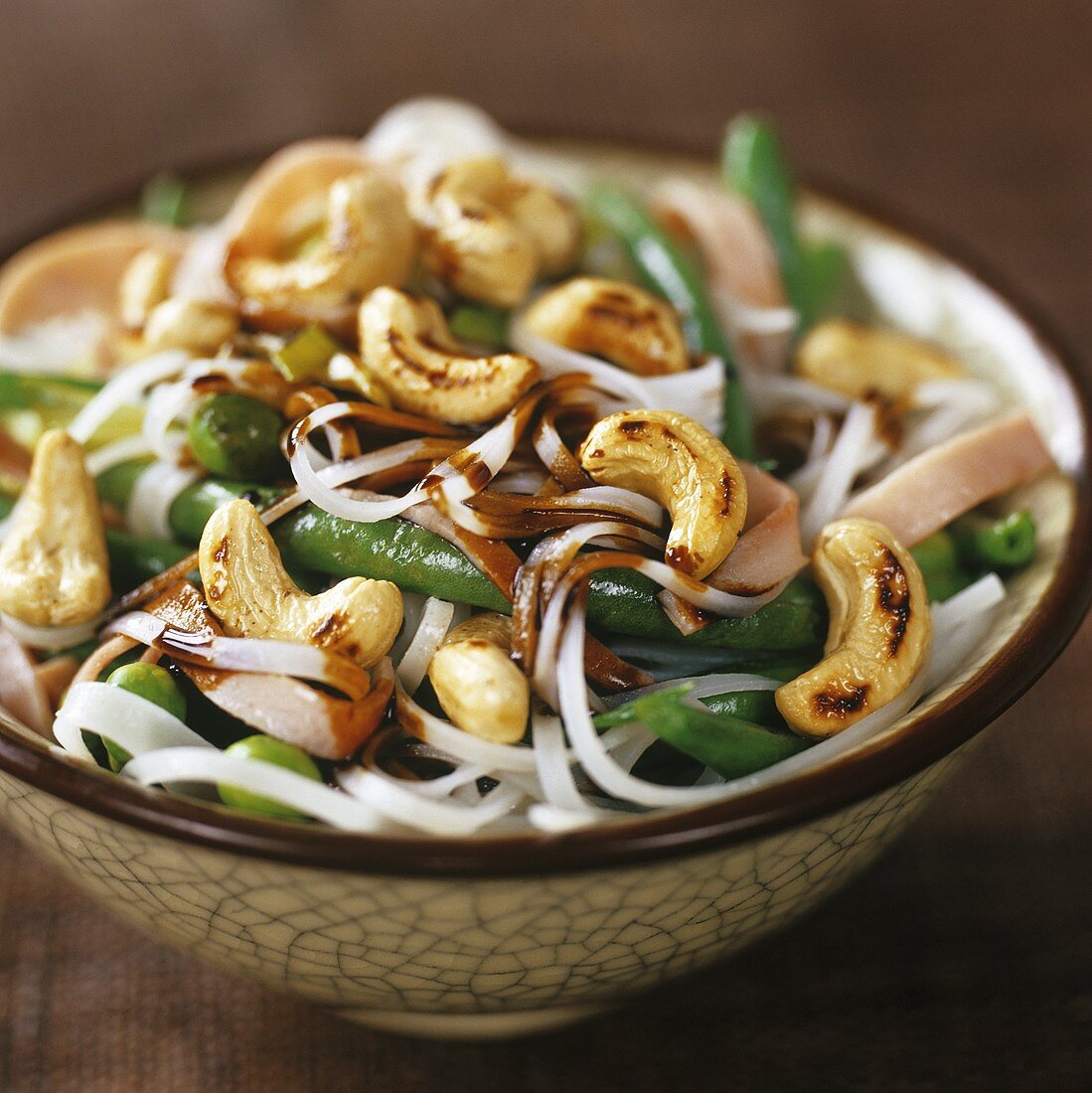 Reisnudeln mit Gemüse, Schinken und Cashewnüssen