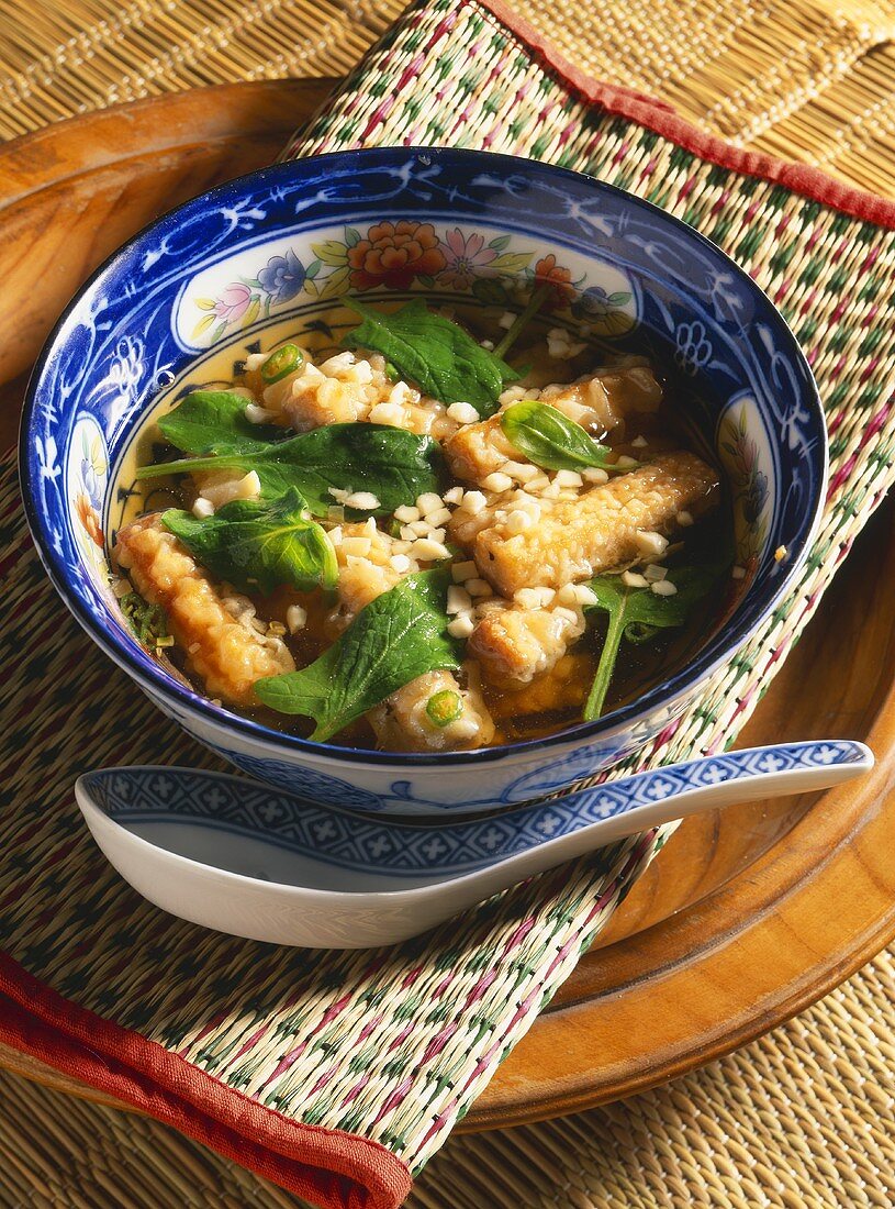 Vietnamesische Spinatsuppe mit Tofu