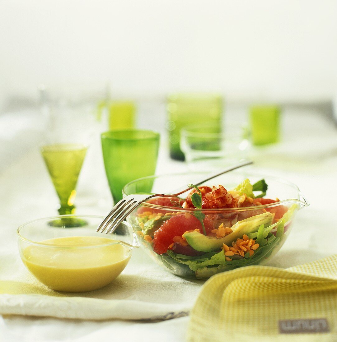 Salat mit Krebsschwänzen, Grapefruit, Avocado & Senfdressing