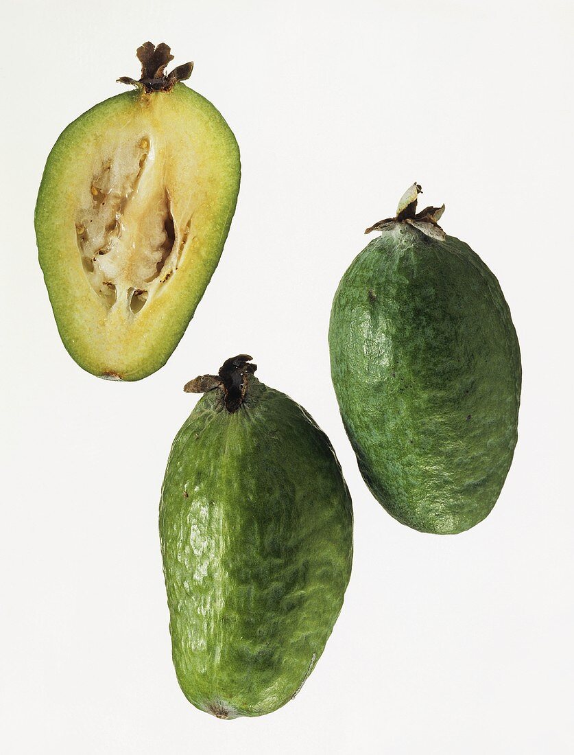 Feijoa (auch: Ananas-Guave), ganz und aufgeschnitten