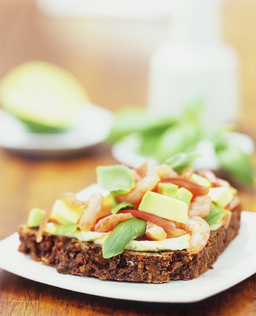 Vollkornbrot mit Avocado und Garnelen