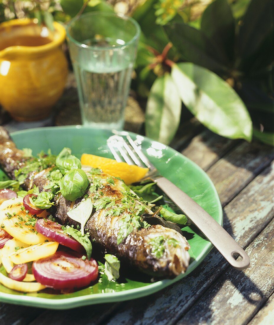 Gebratener Fisch mit Kräutern