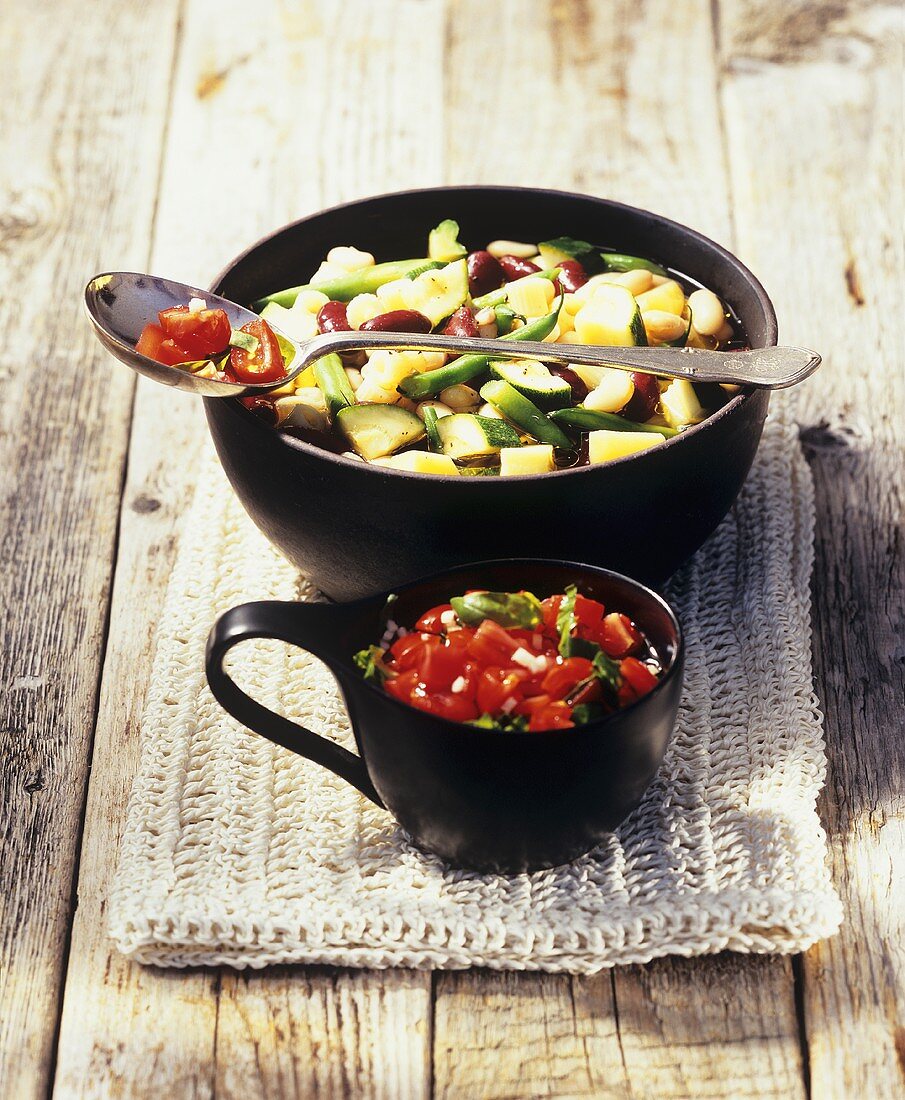 Sommerliche Gemüsesuppe und Tomatensalat