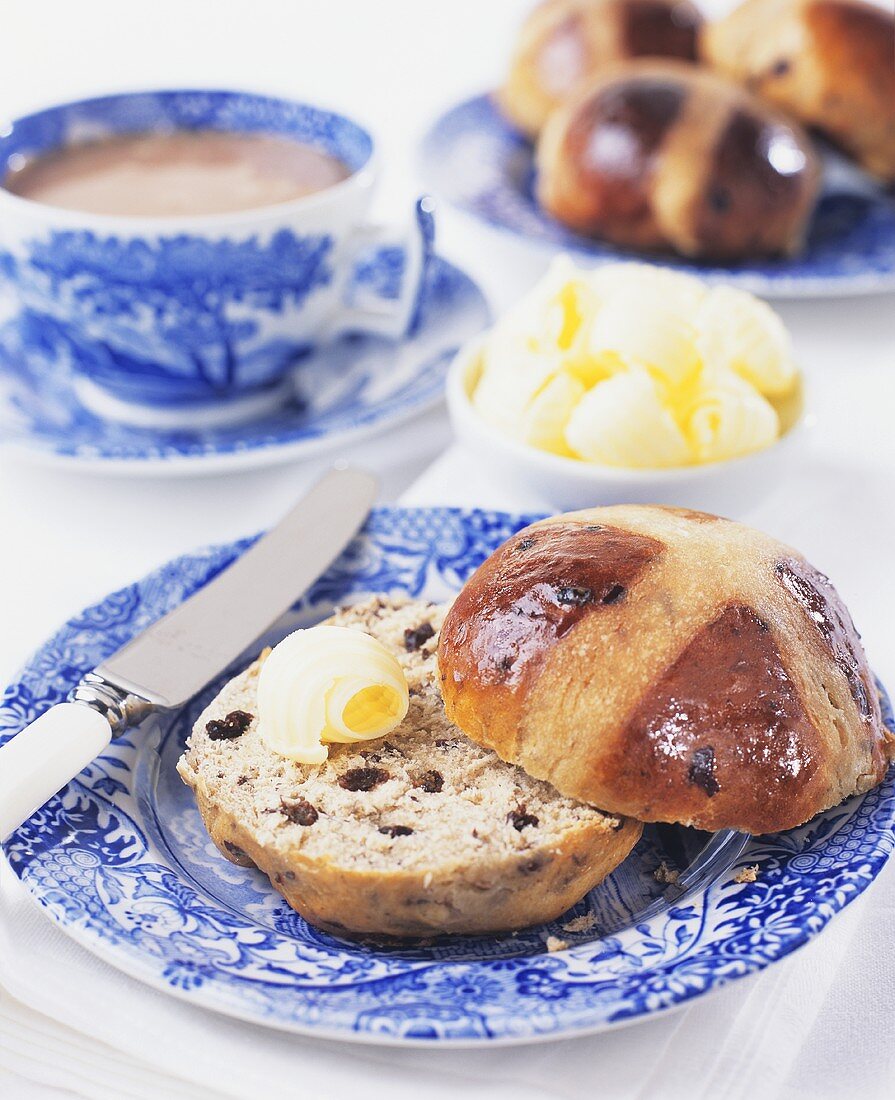 Hot Cross Buns (Rosinenbrötchen, England) mit Butter