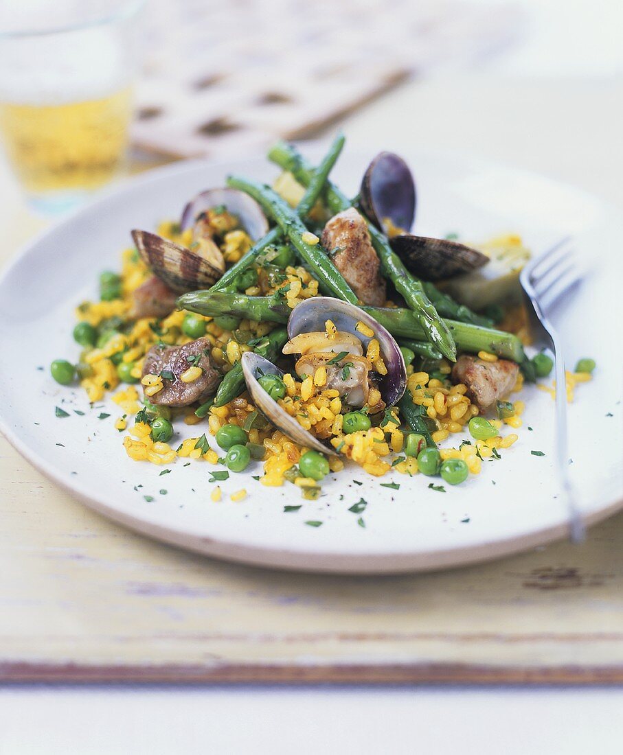 Pan-cooked saffron rice with clams, asparagus and pork