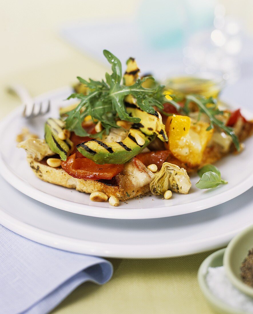 Gegrilltes Gemüse mit Rucola auf Röstbrot