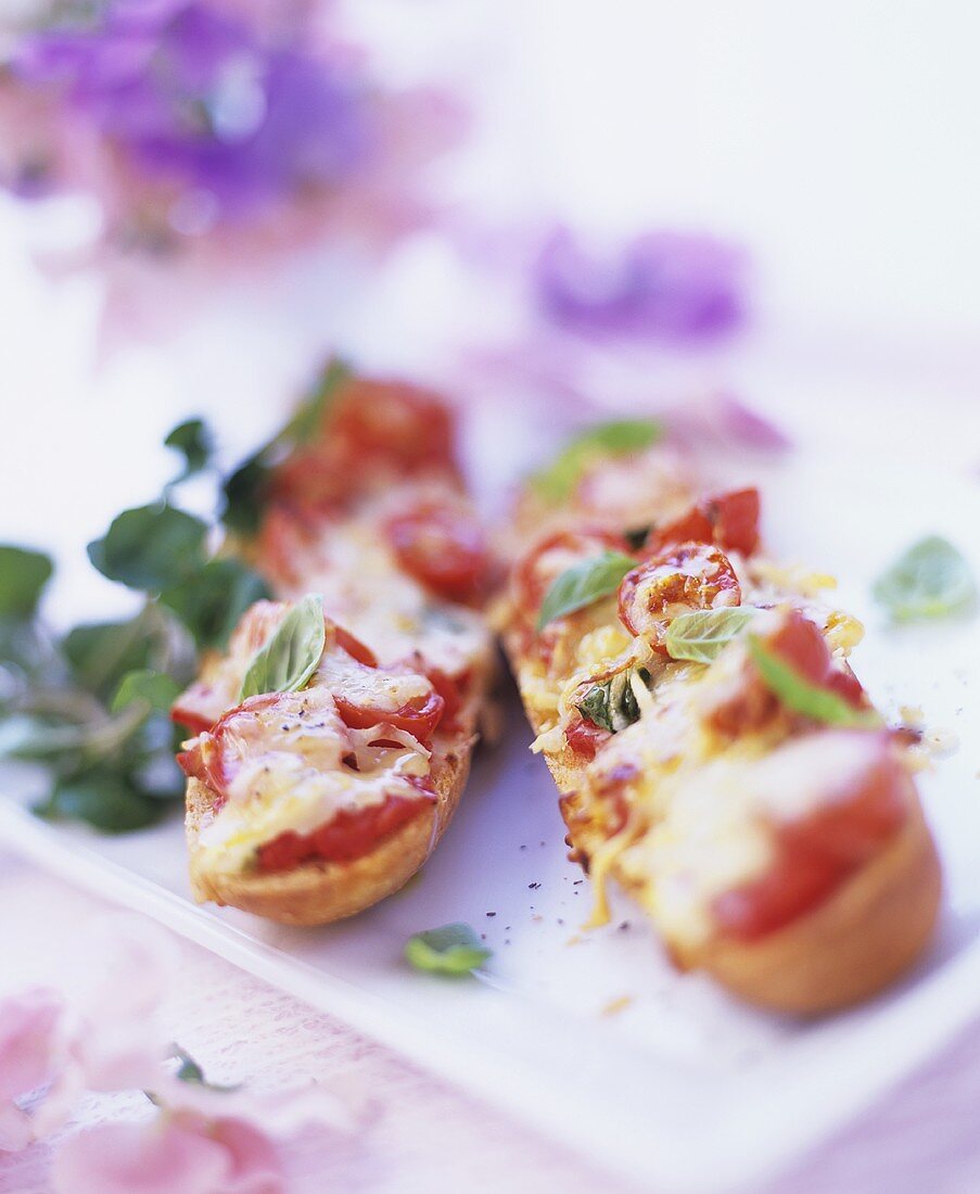 Baguette mit Tomaten und Mozzarella überbacken