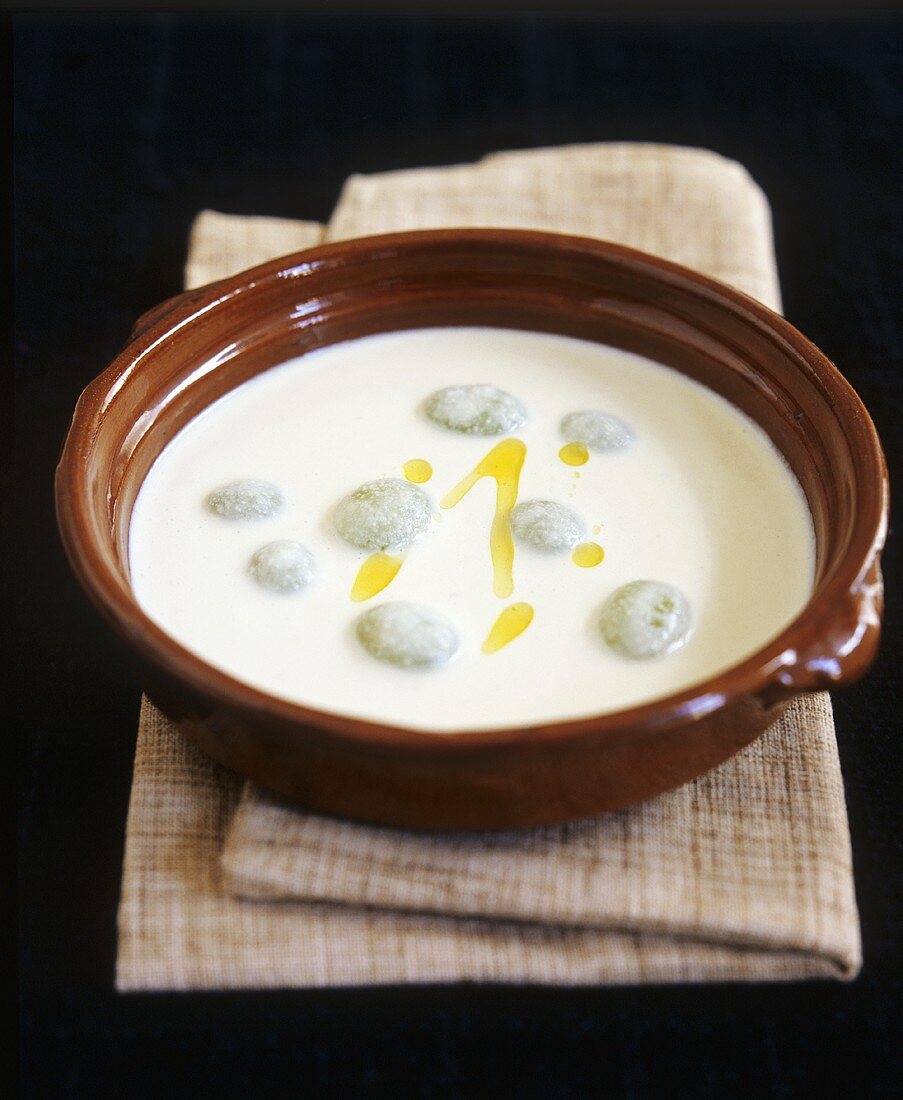 Gekühlte Mandelsuppe mit Knoblauch und Trauben (Spanien)