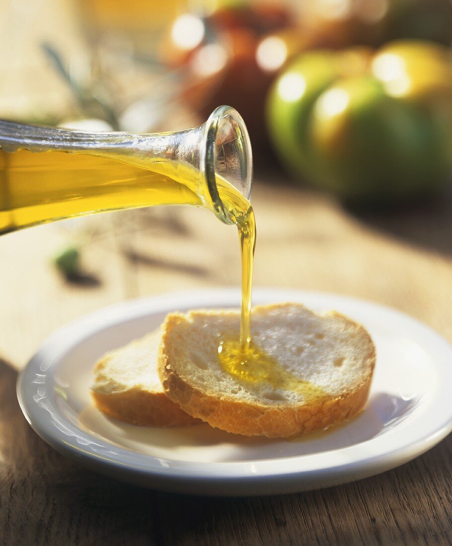 Pane e olio (Drizzling white bread with olive oil, Italy)