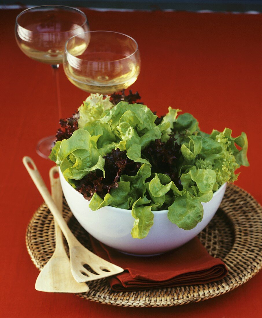 Gemischter Blattsalat in einer Schüssel und Salatbesteck