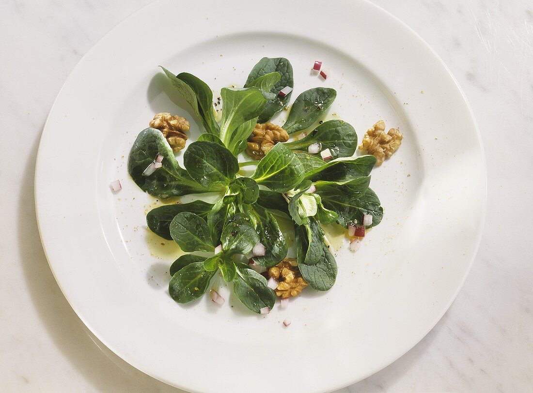 Feldsalat mit Walnüssen & Zwiebeln