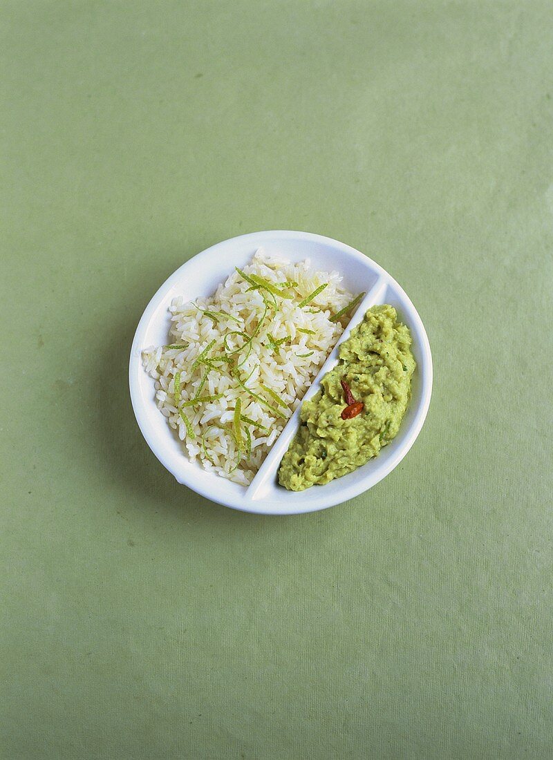 Reis-Pilaw mit Limettenzesten und Avocadopüree