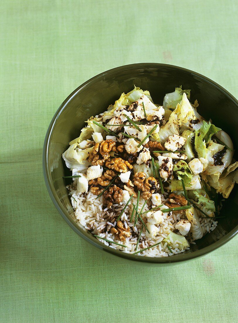 Rice salad with goat's cheese, walnuts and chives