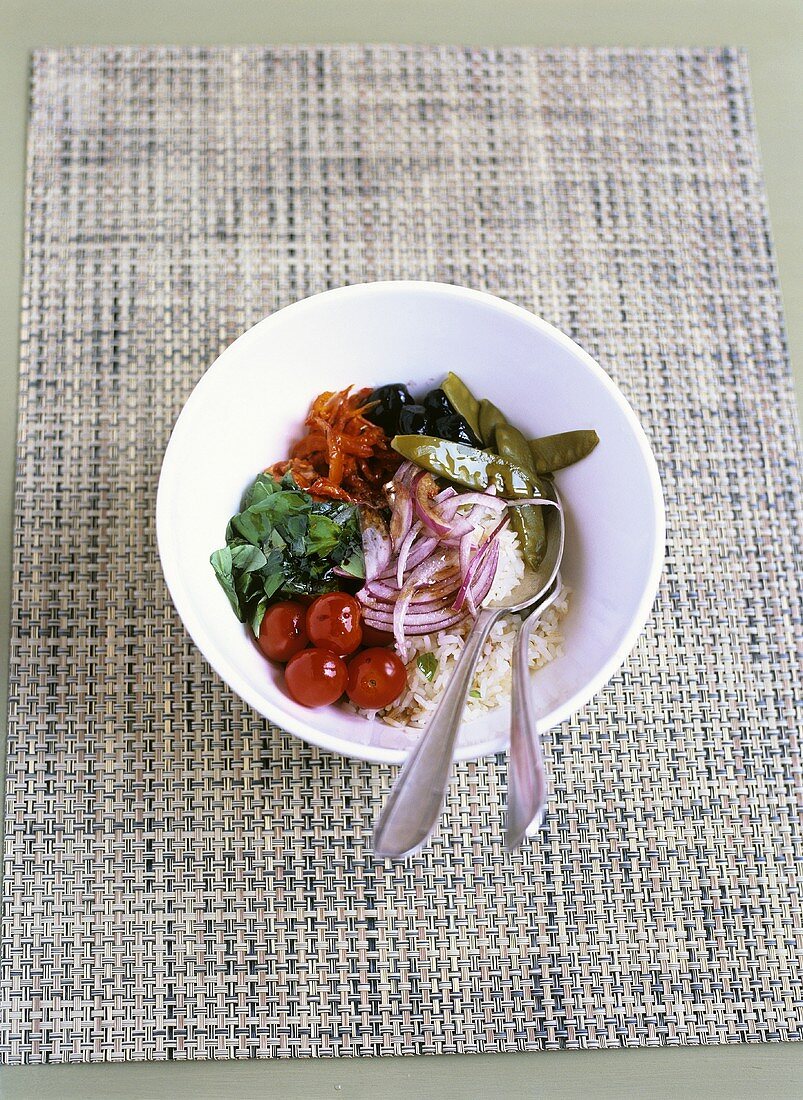Reissalat mit Gemüse und Balsamico-Vinaigrette