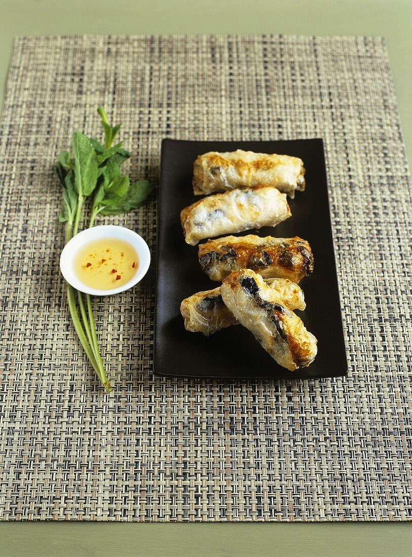 Nems (frittierte Frühlingsrollen, Vietnam) mit Crevetten