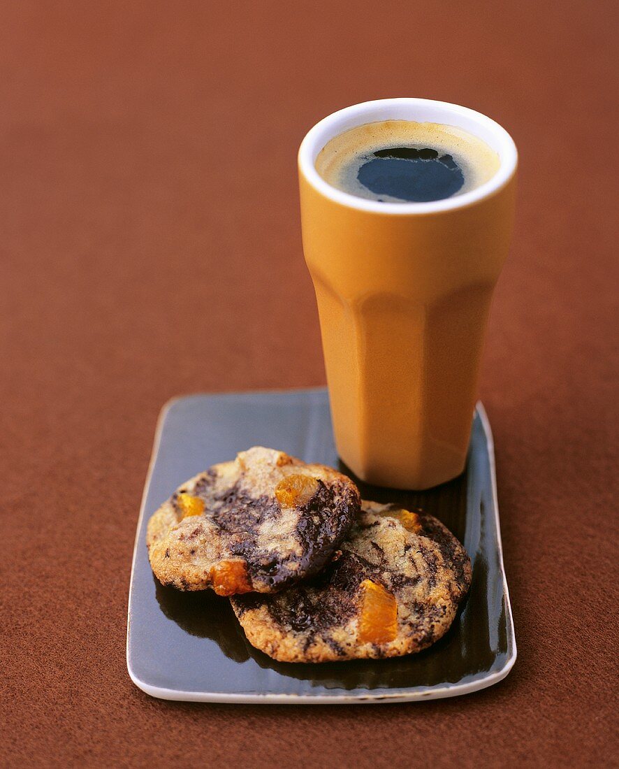 Schokoladen-Aprikosen-Plätzchen mit Fenchel und Kaffee