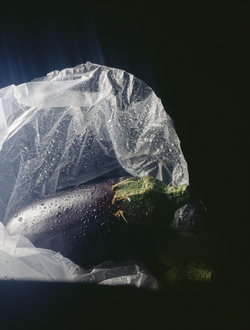 Aubergine mit Wassertropfen in einem Plastikbeutel