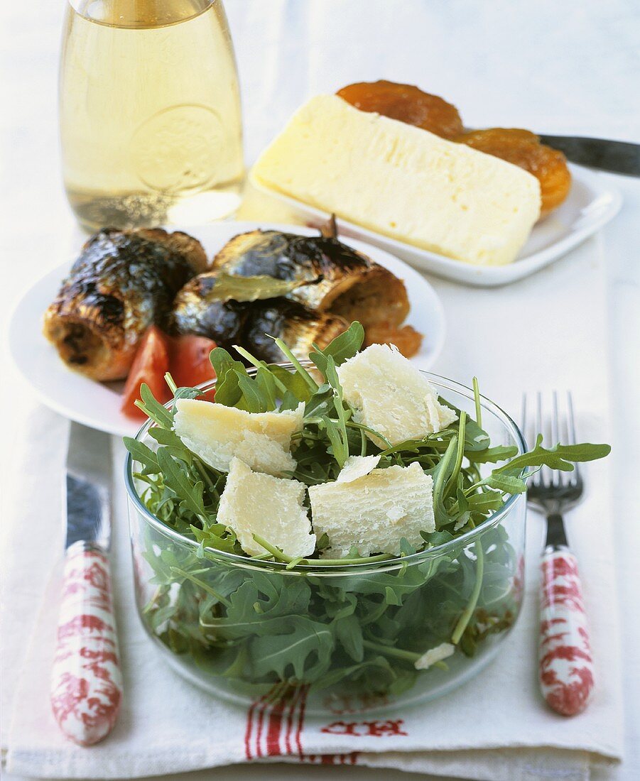 Rucola mit Parmesan, Sardinenröllche und Brocciu Käse