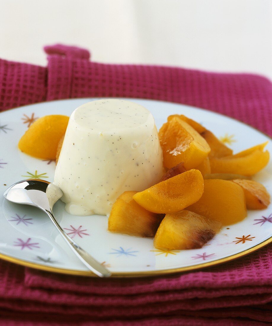 Panna Cotta mit Aprikosen und Pirsichen