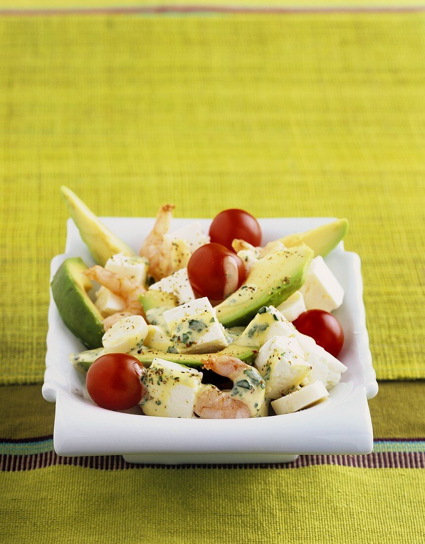 Salat mit Garnelen, Avocado, Feta, Palmherzen und Tomaten