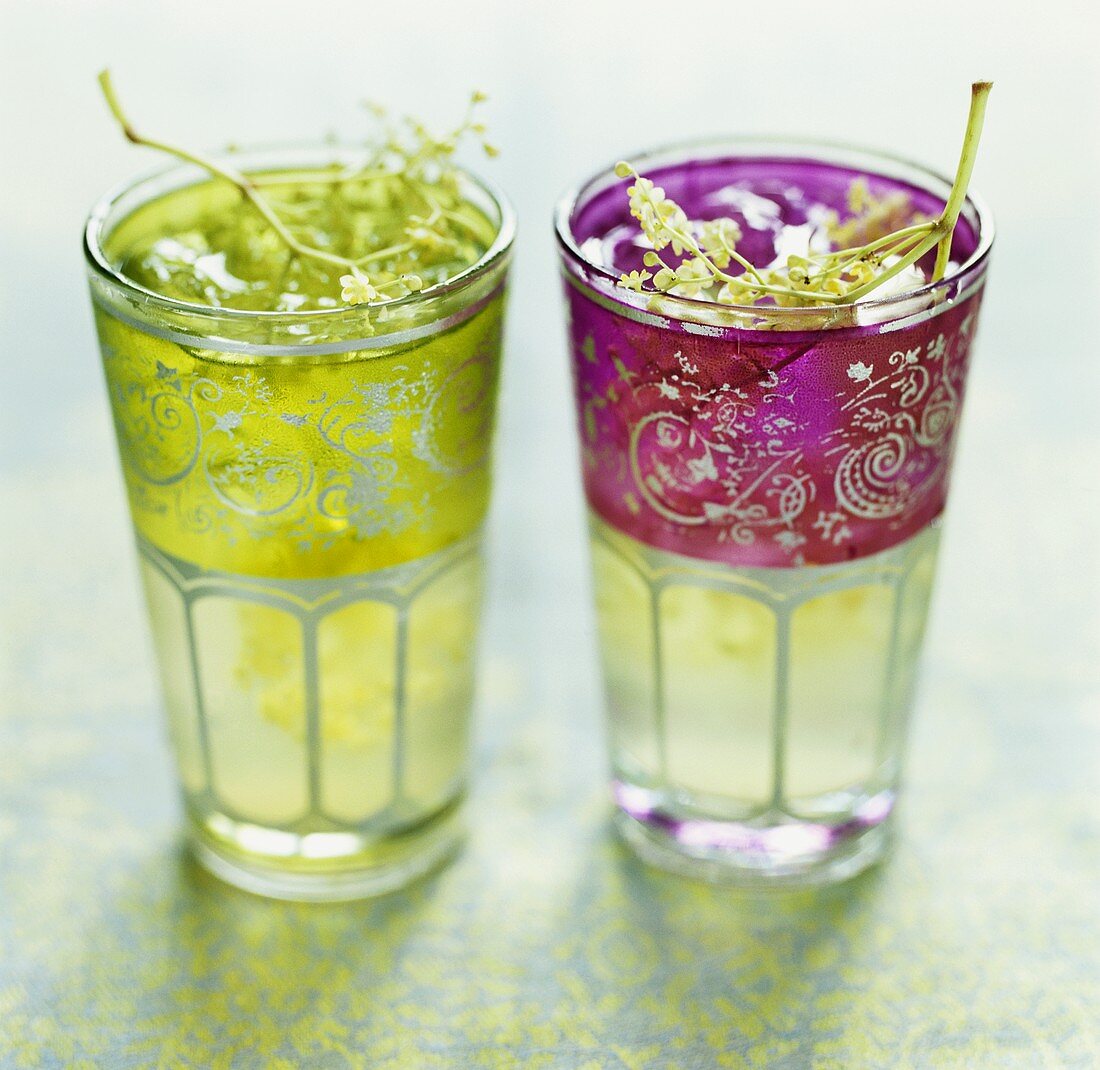 Elderflower juice in two glasses