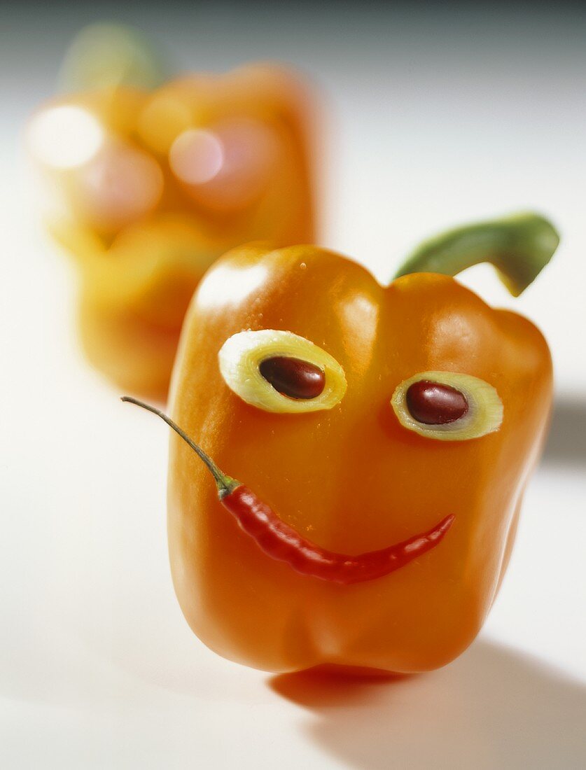 Orangefarbene Paprikaschote mit Gesicht