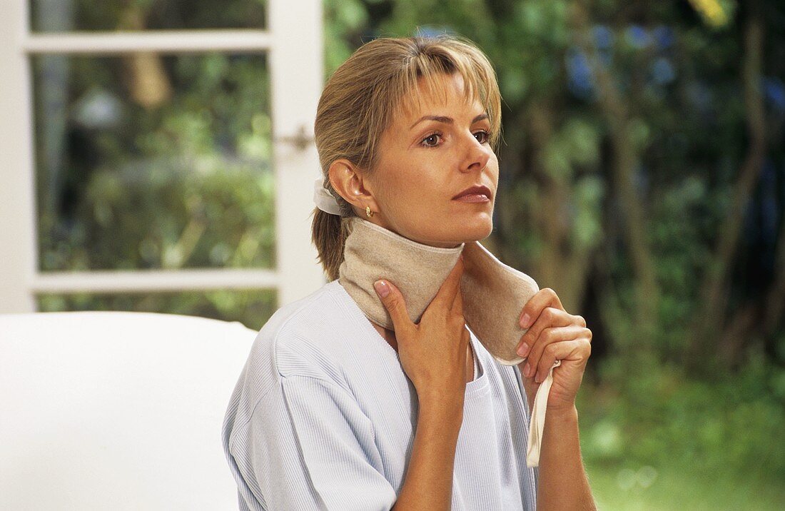 Woman with quark compress round her neck