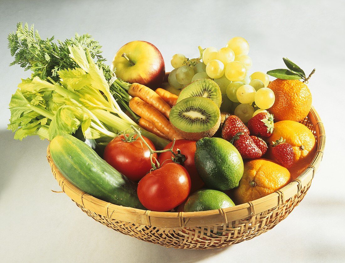 Schale mit Obst und Gemüse