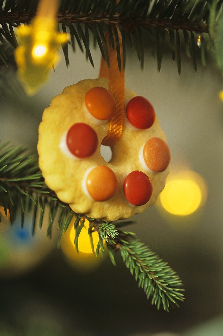 Biscuit with chocolate beans to hang on the tree