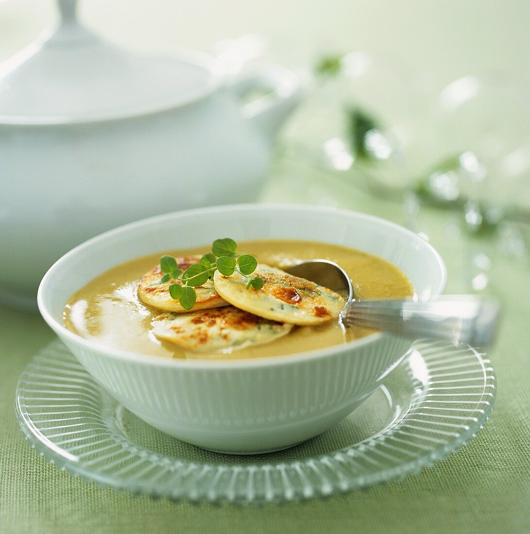 Cremige Suppe mit Kartoffelplätzchen