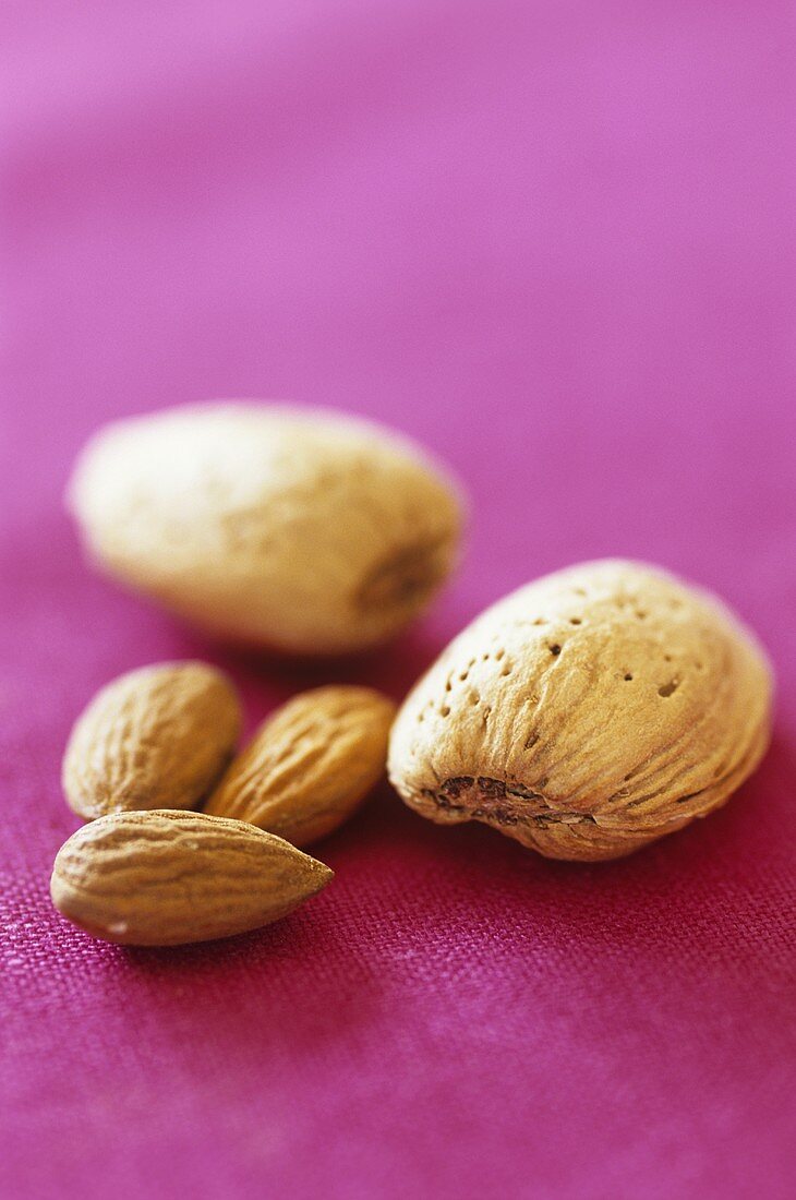 Shelled and unshelled almonds