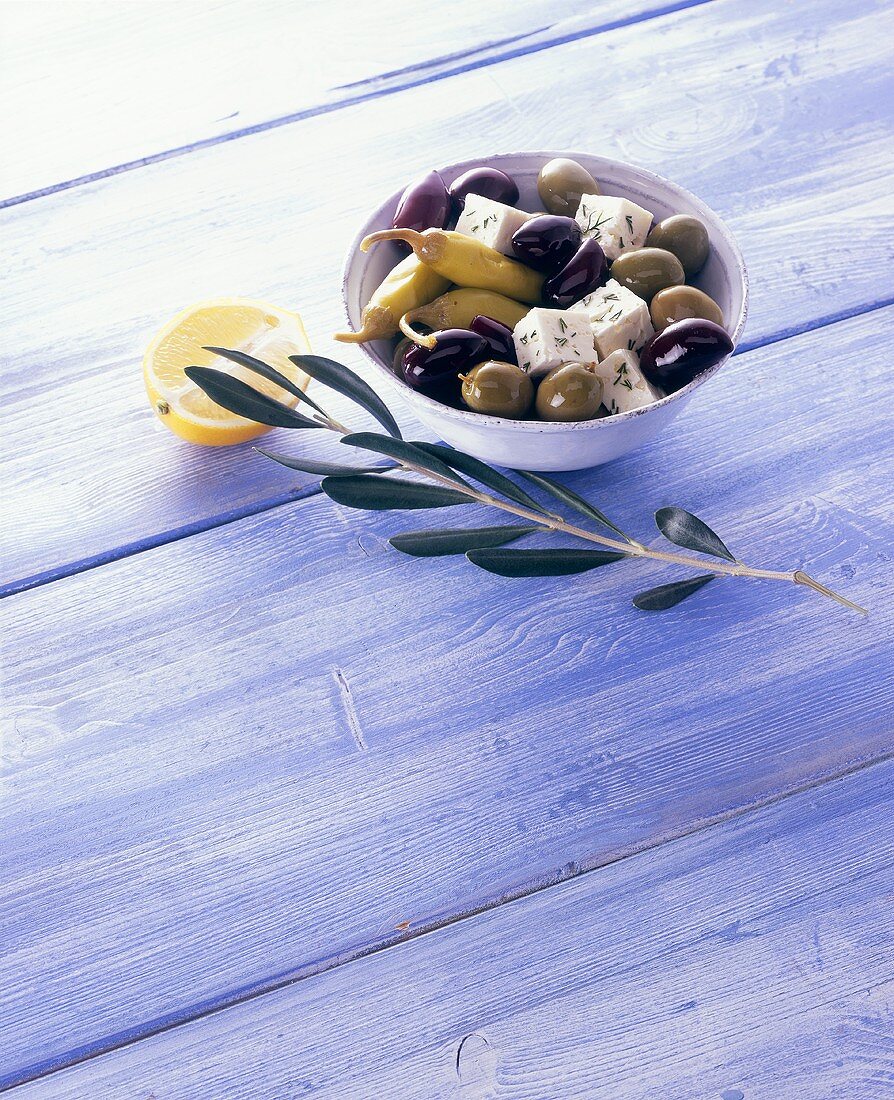 Feta mit Oliven und Peperoni