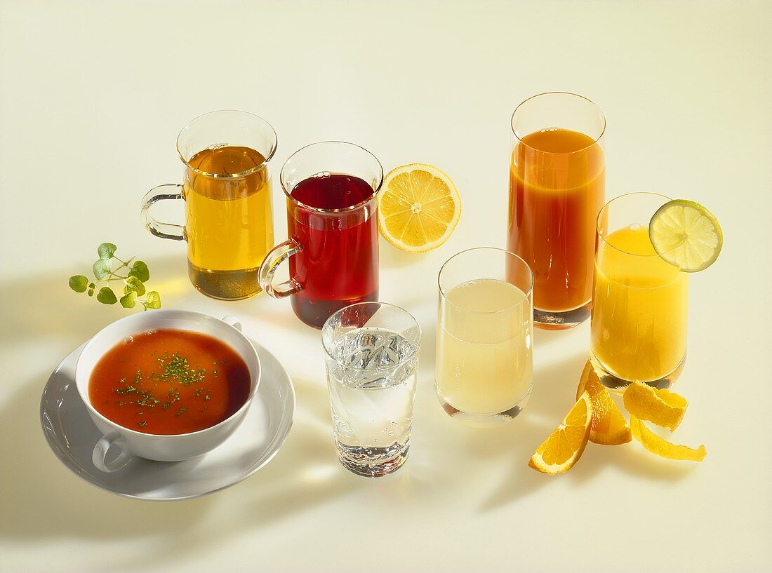 Tomatensuppe, Mineralwasser und verschiedene Säfte