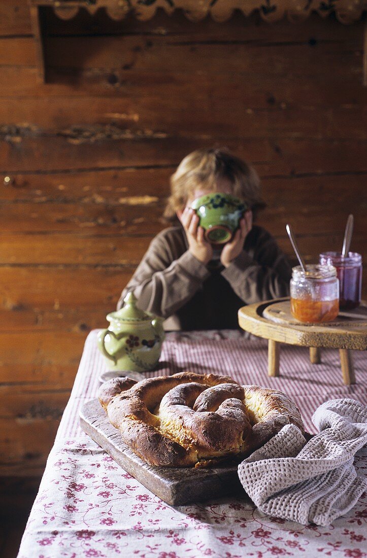 Yeast cake with almonds