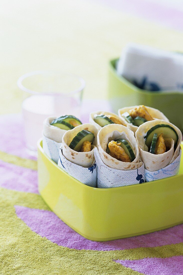 Wraps mit Käse, Hähnchen und Gurken