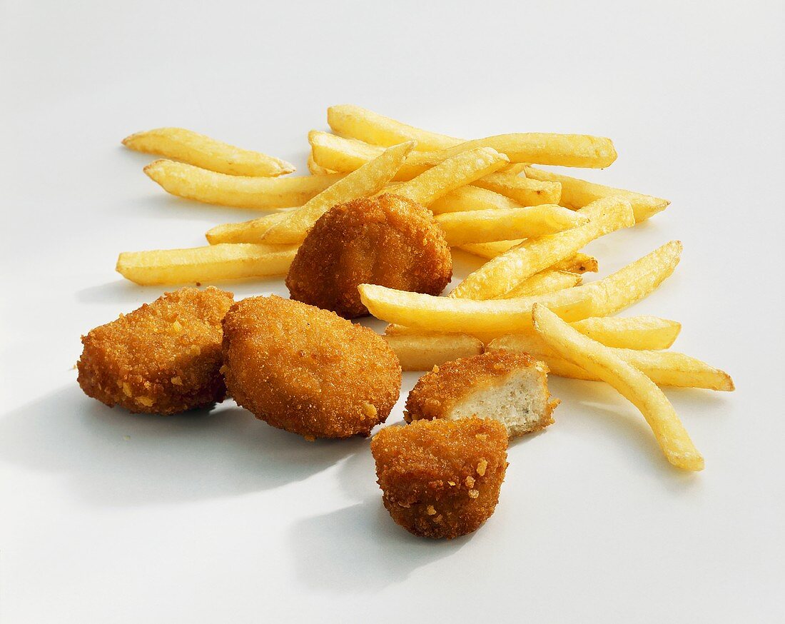 Chicken Nuggets mit Pommes frites – Bilder kaufen – 381447 StockFood