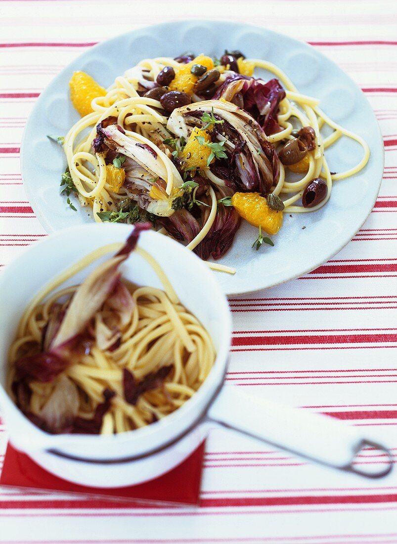 Linguine mit Radicchio, Orange und Oliven